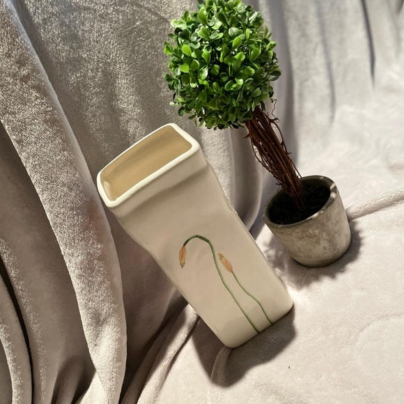 ‼️3/$33‼️ ✨🏺Unique Poppy vase 🏺 ✨ - Picture 4 of 6